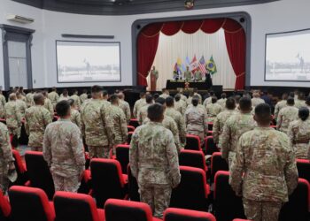 Izamiento del Pabellón Nacional con la participación de la SUNEDU