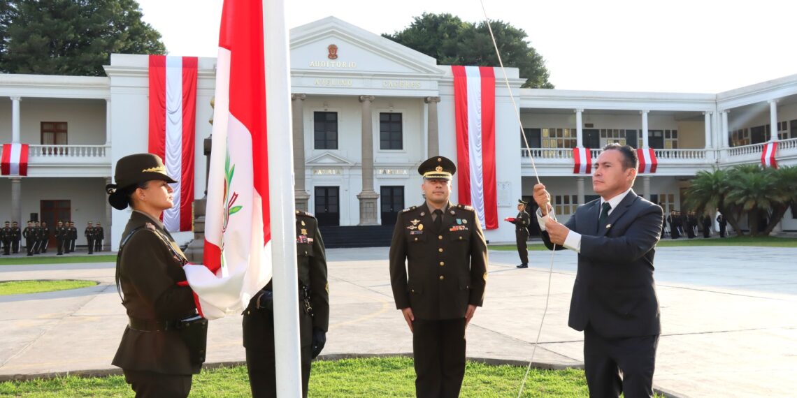 Izamiento del Pabellón Nacional con la participación de la SUNEDU