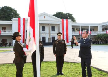 Izamiento del Pabellón Nacional con la participación de la SUNEDU