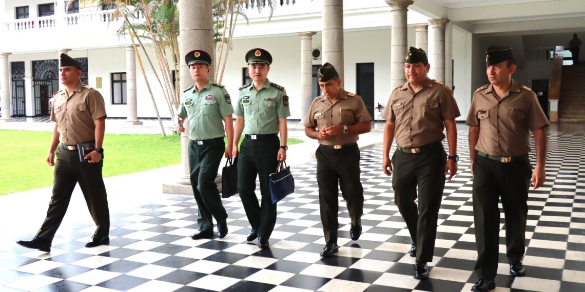 La ESGE-EPG recibe a los señores oficiales del del Ejército de la República Popular China para integrarse al programa de Alto Mando del Ejército del Perú
