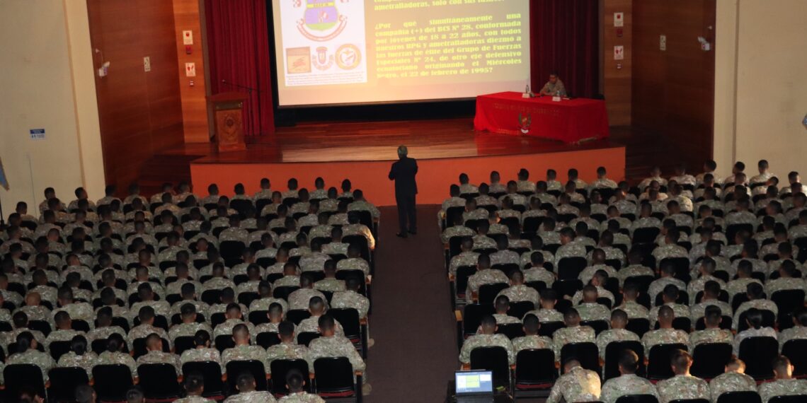Conferencia: “Cenepa, Inteligencia y Operaciones”, dirigida a los oficiales alumnos de las EEAASS