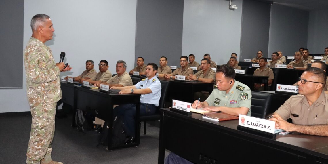 Comandante General del COTE brindó conferencia al Programa de Alto Mando del Ejército