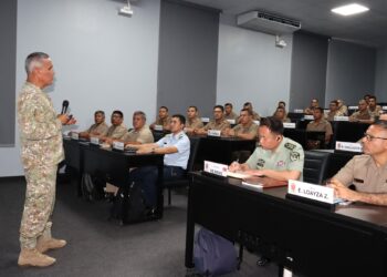 Comandante General del COTE brindó conferencia al Programa de Alto Mando del Ejército