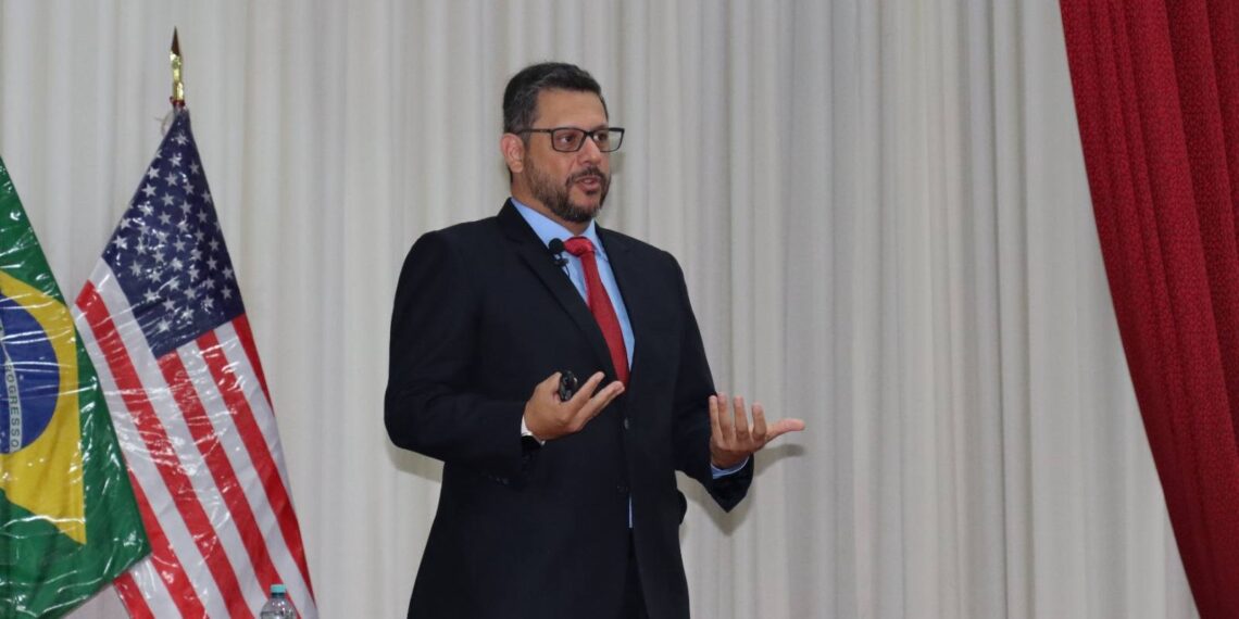 Oficiales alumnos de la ESGE-EPG participan en conferencia titulada “Sesgos Conductuales y Toma de Decisiones”