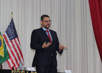 Oficiales alumnos de la ESGE-EPG participan en conferencia titulada “Sesgos Conductuales y Toma de Decisiones”