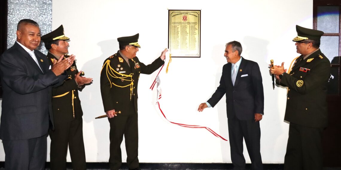 Develación de la placa conmemorativa en honor a los 25 años de la LVIII Promoción del CCEM