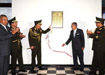 Develación de la placa conmemorativa en honor a los 25 años de la LVIII Promoción del CCEM