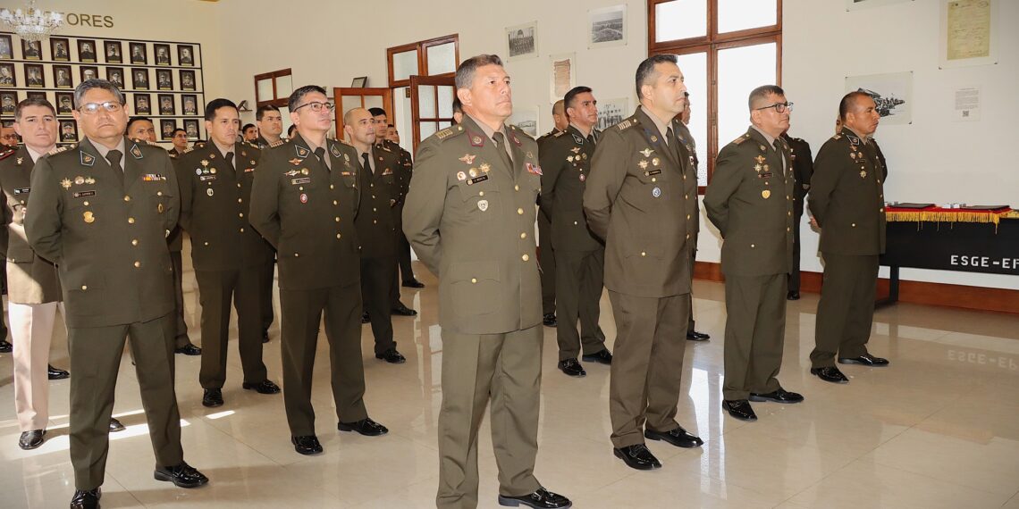 Ceremonia de imposición de la divisas y cintillos en la Escuela Superior de Guerra del Ejército – Escuela de Posgrado