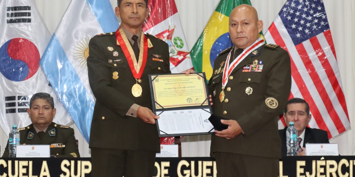 “Medalla de Honor ESGE – EPG” al señor Técnico Supervisor de Ejército Asesor de Comando del Comandante General del Ejército
