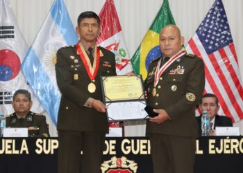 “Medalla de Honor ESGE – EPG” al señor Técnico Supervisor de Ejército Asesor de Comando del Comandante General del Ejército
