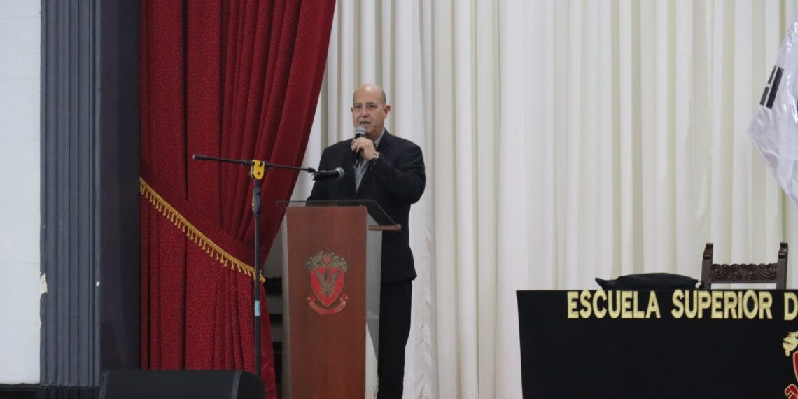 Alumnos de los programas académicos reciben charla de inglés como herramienta estratégica