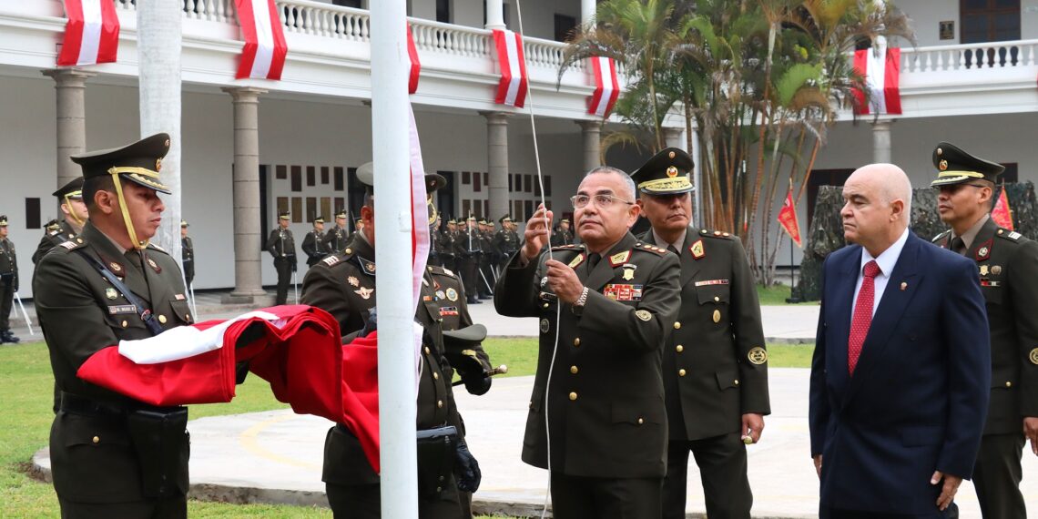 Izmiento del Pabellón Naiconal en honor al día del Arma de Artillería y Aniversario del Combate de Dos de Mayo