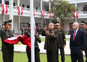 Izmiento del Pabellón Naiconal en honor al día del Arma de Artillería y Aniversario del Combate de Dos de Mayo