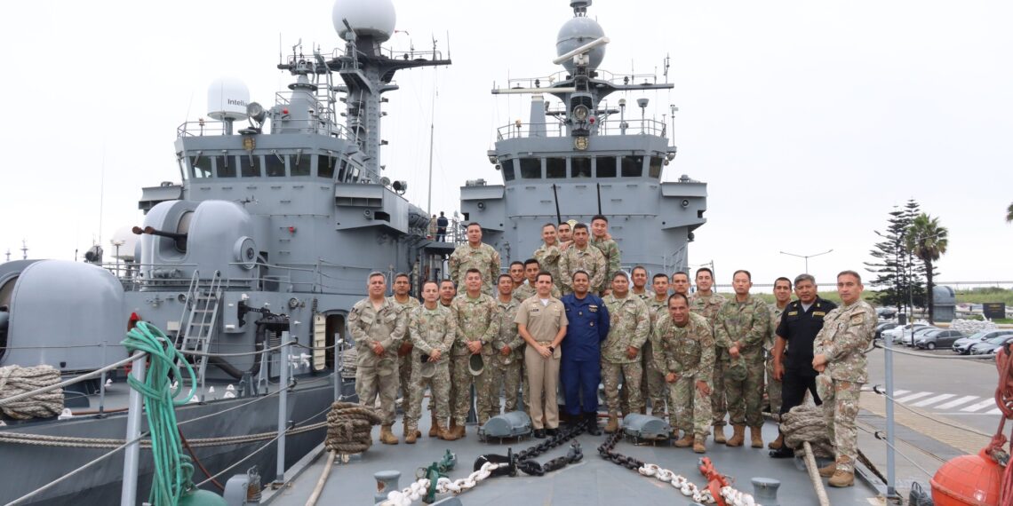 Izmiento del Pabellón Naiconal en honor al día del Arma de Artillería y Aniversario del Combate de Dos de Mayo