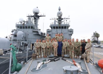 Izmiento del Pabellón Naiconal en honor al día del Arma de Artillería y Aniversario del Combate de Dos de Mayo