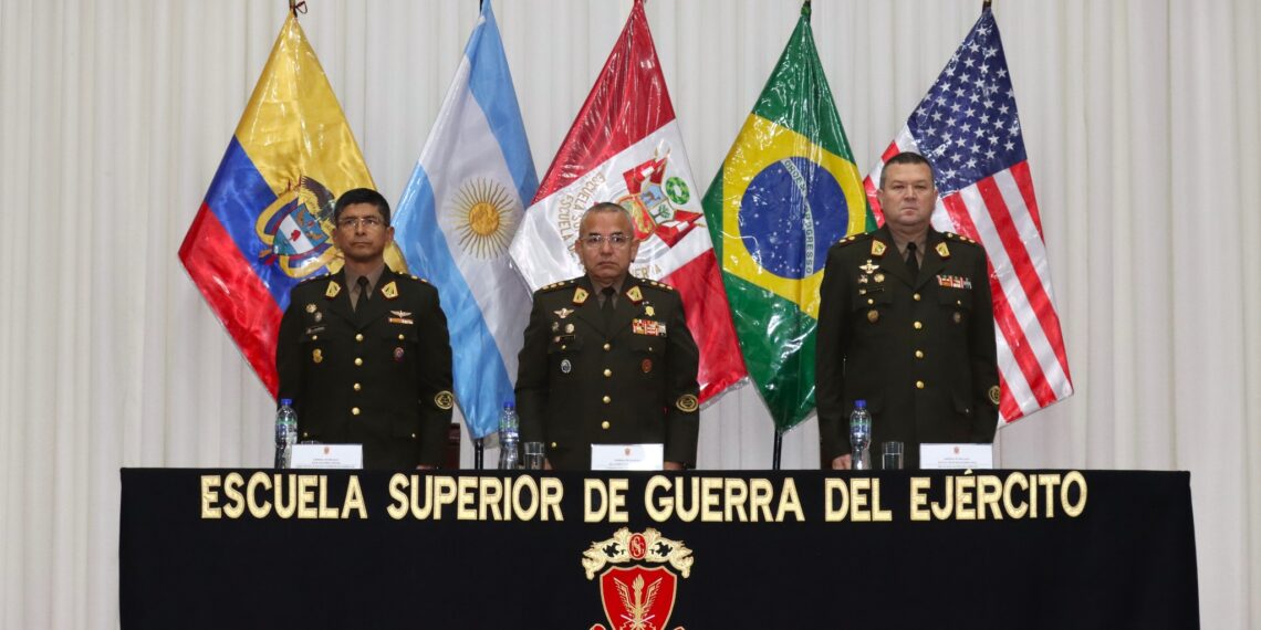 Ceremonia de clausura de los Programas Básicos de las Escuelas de Infantería, Caballería, Ingeniería, Comunicaciones e Inteligencia del COEDE