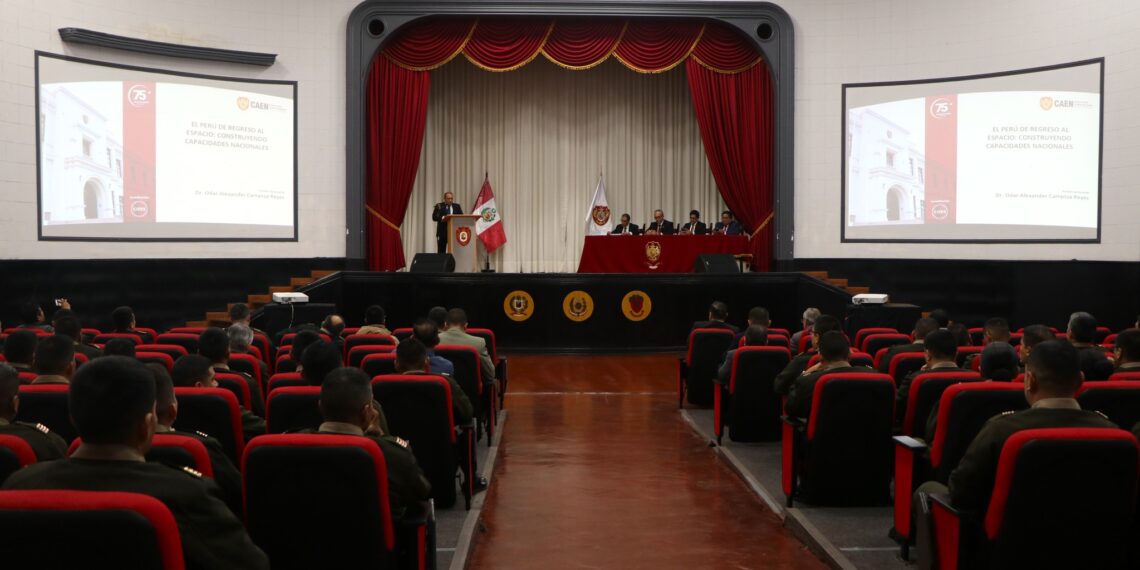 Oficiales alumnos de los Programas de Comando y Estado Mayor participaron en conferencia “Perú y el Poder Global: Mar y Espacio en Disputa”