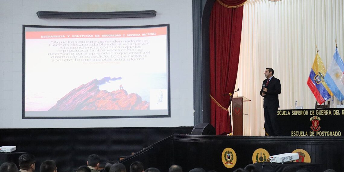 Oficiales alumnos de los Programas de Comando y Estado Mayor participaron en la conferencia “Estrategia y políticas de Seguridad Nacional”