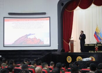 Oficiales alumnos de los Programas de Comando y Estado Mayor participaron en la conferencia “Estrategia y políticas de Seguridad Nacional”