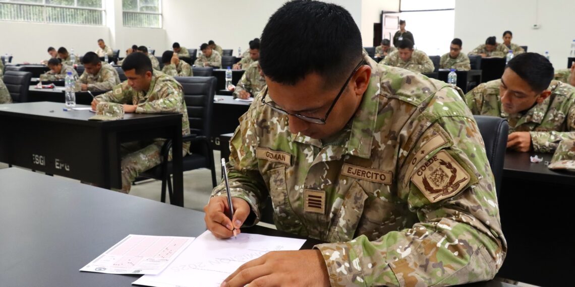 Postulantes al LXXI Programa de Comando y Estado Mayor (PCEM) rindieron examen de inglés