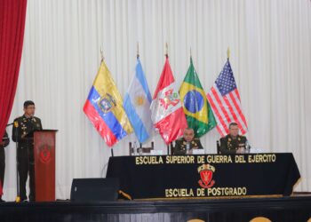 Ceremonia de clausura de los programas tácticos de las escuelas de armas y servicios del COEDE