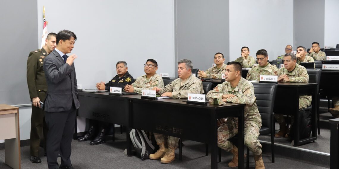 Charla “Historia de Compras Estratégicas en Corea”, dirigida a los coroneles del Programa de Alto Mando del Ejército