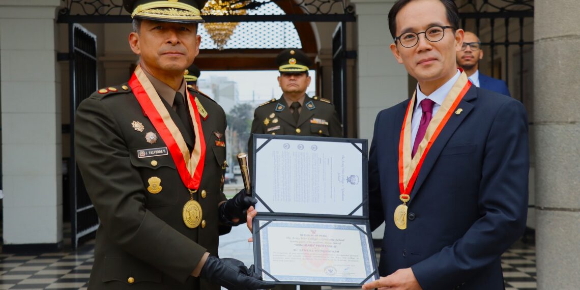 ESGE-EPG otorga distinción académica  “Profesor Honorario” a presidente fundador del Centro para el Liderazgo en Asia