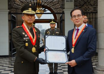ESGE-EPG otorga distinción académica  “Profesor Honorario” a presidente fundador del Centro para el Liderazgo en Asia
