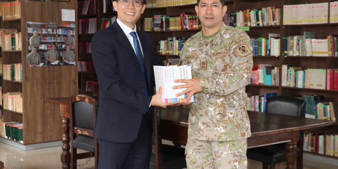 Presidente Fundador del Centro para el Liderazgo de Asia donó una selección de obras de su autoría a la Biblioteca de la ESGE-EPG