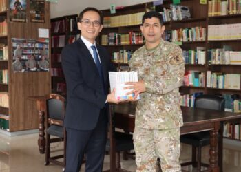 Presidente Fundador del Centro para el Liderazgo de Asia donó una selección de obras de su autoría a la Biblioteca de la ESGE-EPG