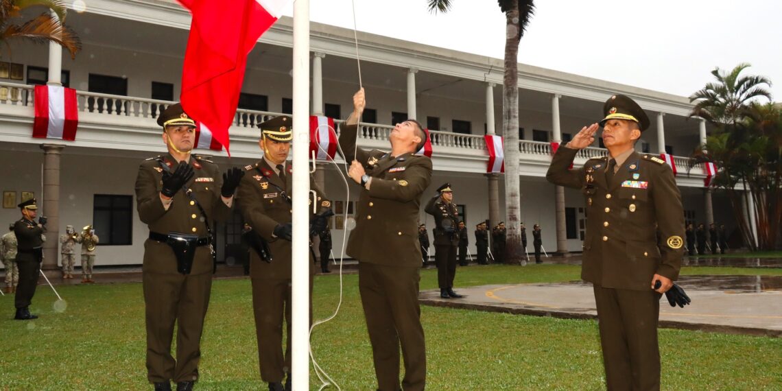 Izamiento del sagrado Pabellón Nacional, en conmemoración del 66º aniversario de creación del Arma de Comunicaciones