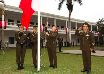 Izamiento del sagrado Pabellón Nacional, en conmemoración del 66º aniversario de creación del Arma de Comunicaciones