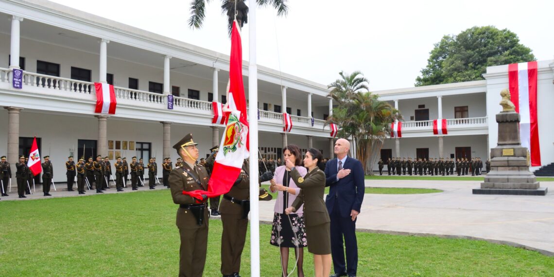 Ceremonia de izamiento por el aniversario de creación del Servicio Jurídico del Ejército y la distinguida visita de la Sociedad Nacional de Industrias