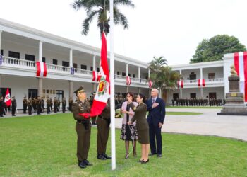 Ceremonia de izamiento por el aniversario de creación del Servicio Jurídico del Ejército y la distinguida visita de la Sociedad Nacional de Industrias
