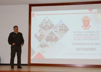 Oficiales del DTEM participaron en charla sobre el entusiasmo, como parte de su proceso educativo que abarca aspectos deontológicos