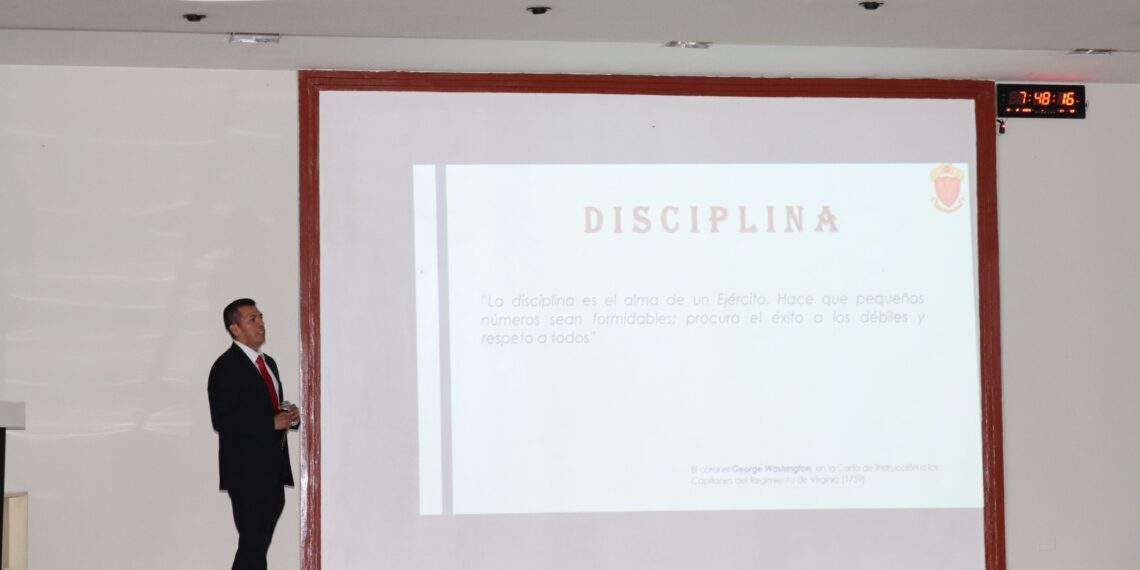Integrante del Programa de Alto Mando del Ejército brindó charla sobre la disciplina a oficiales del programa de Comando y Estado Mayor