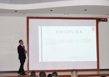 Integrante del Programa de Alto Mando del Ejército brindó charla sobre la disciplina a oficiales del programa de Comando y Estado Mayor