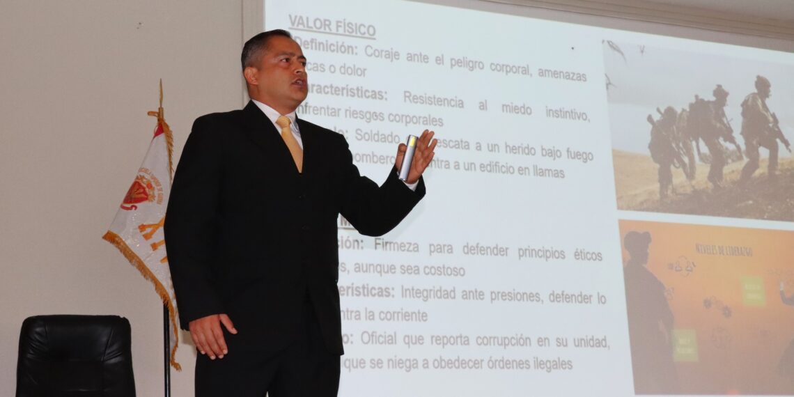 Integrante del Programa de Alto Mando del Ejército brindó charla sobre el tino y el valor a ofciales del Programa de Comando y Estado Mayor