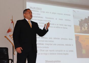 Integrante del Programa de Alto Mando del Ejército brindó charla sobre el tino y el valor a ofciales del Programa de Comando y Estado Mayor