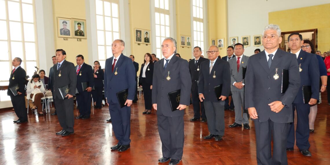 Comandante General del COEDE condecoró al personal militar civil de la ESGE-EPG por su destacada labor institucional