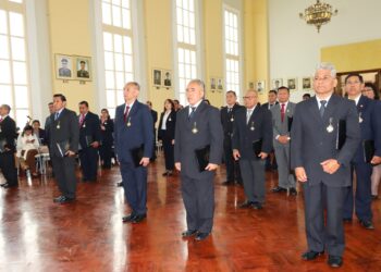 Comandante General del COEDE condecoró al personal militar civil de la ESGE-EPG por su destacada labor institucional