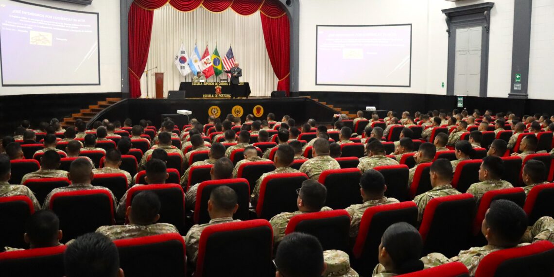Oficiales estudiantes de la ESGE-EPG participaron en conferencia titulada “Malvina nos une”