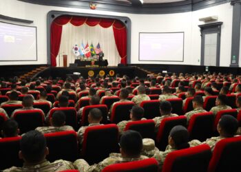 Oficiales estudiantes de la ESGE-EPG participaron en conferencia titulada “Malvina nos une”