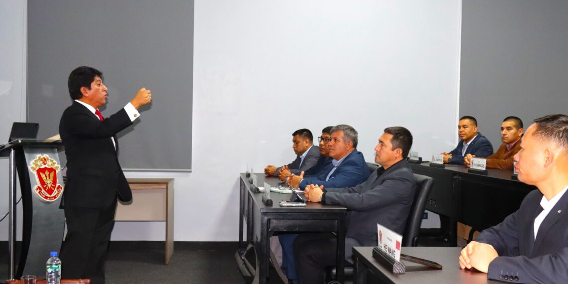 Oficiales del Programa de Alto Mando recibieron conferencia sobre “Teoría del Estado”