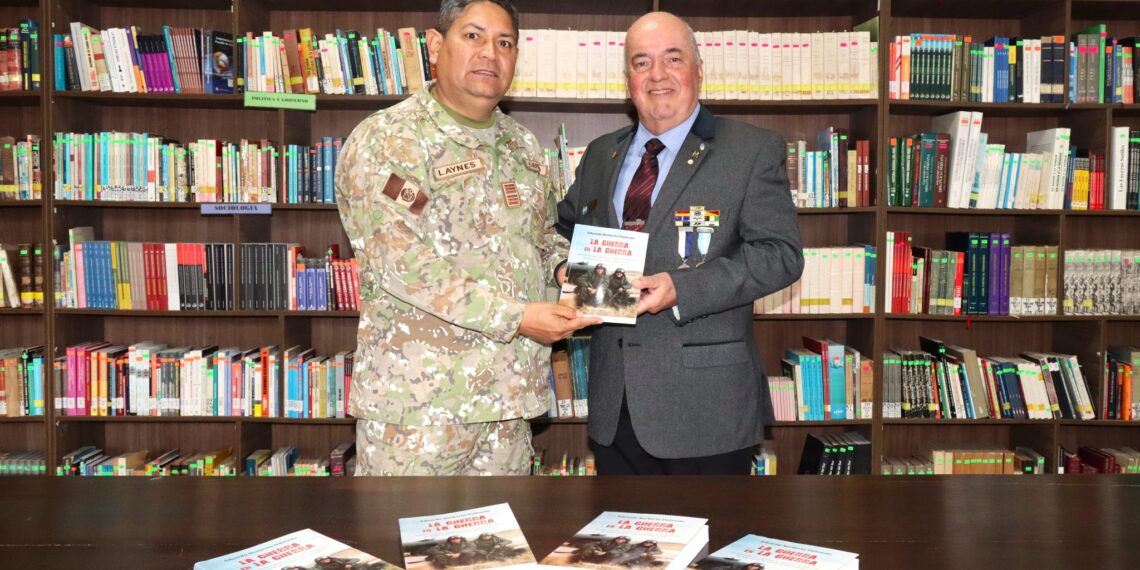 Veterano de la guerra de las Malvinas donó libros a la biblioteca de la ESGE-EPG