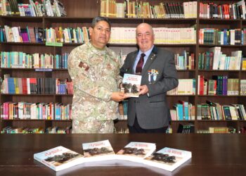 Veterano de la guerra de las Malvinas donó libros a la biblioteca de la ESGE-EPG