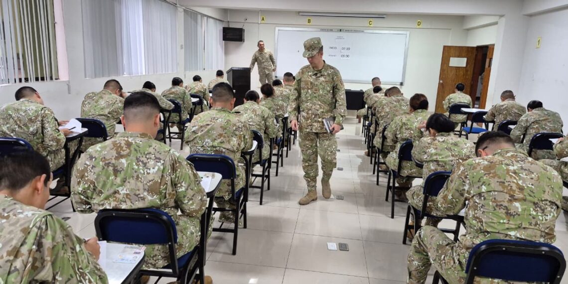 Oficiales estudiantes del grado de Capitán de procedencia universitaria rinden examen de conocimientos previo al inicio del programa avanzado en sus respectivas escuelas