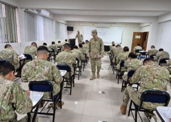 Oficiales estudiantes del grado de Capitán de procedencia universitaria rinden examen de conocimientos previo al inicio del programa avanzado en sus respectivas escuelas