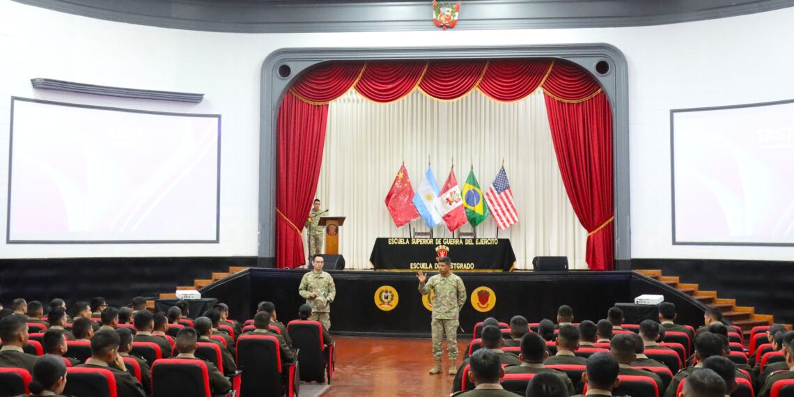Oficiales estudiantes rinden examen de conocimiento e ingles previo al inicio del programa básico