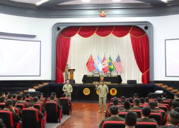 Oficiales estudiantes rinden examen de conocimiento e ingles previo al inicio del programa básico